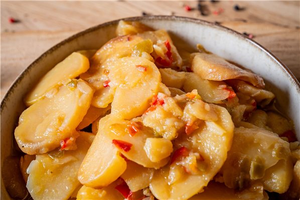 "Patatas a lo pobre" se traduce al inglés como "Poor man's potatoes."-lateral