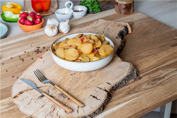 "Patatas a lo pobre" se traduce al inglés como "Poor man's potatoes."-trasera