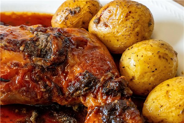 Suckling pig leg pack + baby potatoes-izquierda