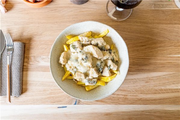 Pollo roquefort con espinacas-detalle