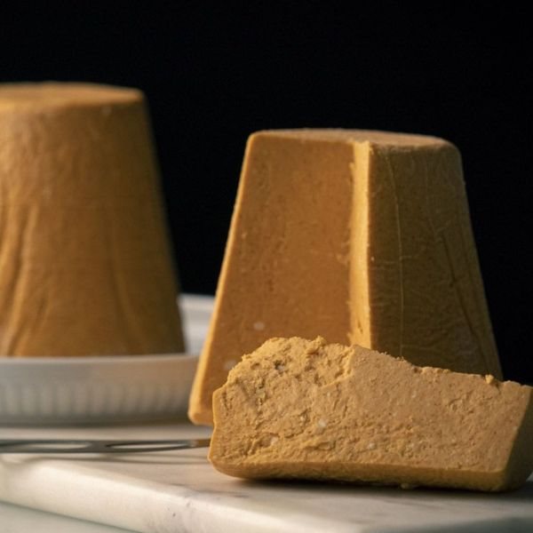 El término "Queso Afuega'l Pitu Trapo Rojo Atroncado" se traduce al alemán como:

"Afuega'l Pitu Käse mit rotem Tuch, dick" 

Ten en cuenta que algunos términos específicos de quesos pueden no tener una traducción directa, por lo que la descripción puede variar.-detalle