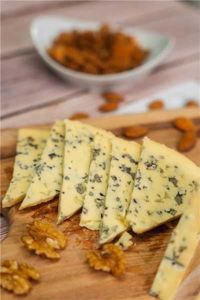 Ahumierter Blauschimmelkäse 185g.-lateral