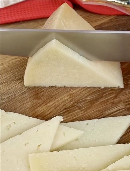 Gereifter Käse in Butter gereift im Weinkeller MG 1/2 (1,5 / 1,7 kg)-lateral