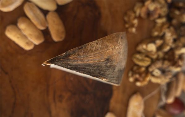 Reifer Ziegenkäse vom Serviettentyp 210g.-lateral