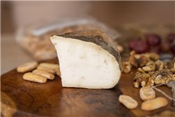 Reifer Ziegenkäse vom Serviettentyp 210g.