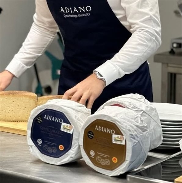 Fromage ENTIER D.O. manchego AFFINÉ Adiano / Le plus récompensé aux World Cheese Awards 24 : Médaille SuperGold-lateral