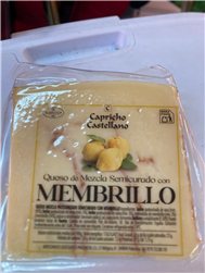 La traducción de "queso membrillo" al alemán es "Quittengeschmack" o "Quittenkäse", dependiendo del contexto. Si te refieres al dulce que se hace con membrillo, "Quittenkäse" sería la opción más adecuada.