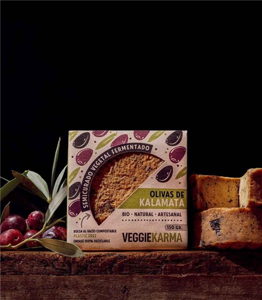 Semi-hard vegan cheese with olives, Veggie Karma-detalle