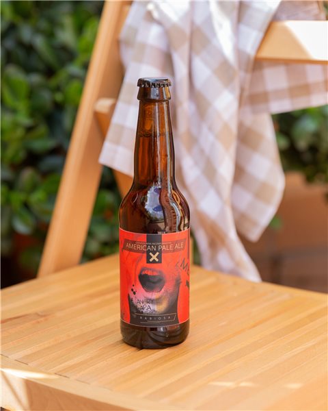 Rabiosa American Pale Ale se traduce al francés como "Rabiosa American Pale Ale". No hay una traducción específica para ese término ya que se trata de un nombre propio de una cerveza y no tiene un equivalente directo en francés.-lateral