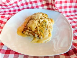 Zucchini roll with cheese and ham.