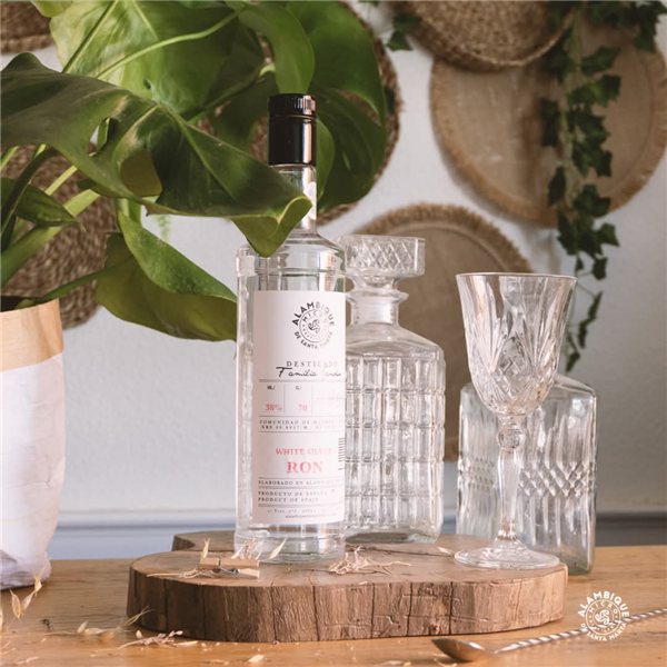 RON White Silver 70 CL se traduce al inglés como "RON White Silver 70 CL." Es un nombre de producto y generalmente no se traduce. Si necesitas más información o contexto sobre el producto, házmelo saber.-detalle