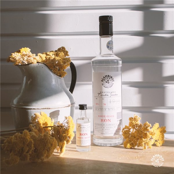 RON White Silver 70 CL se traduce al inglés como "RON White Silver 70 CL." Es un nombre de producto y generalmente no se traduce. Si necesitas más información o contexto sobre el producto, házmelo saber.-lateral