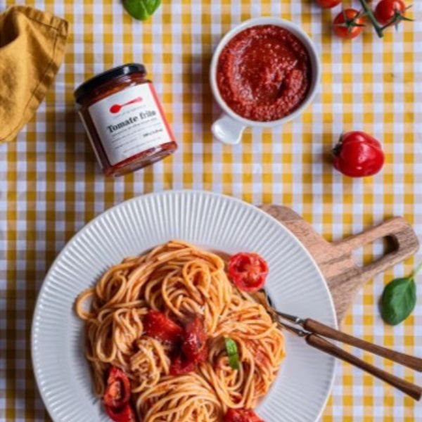 Fried tomato sauce with extra virgin olive oil-detalle