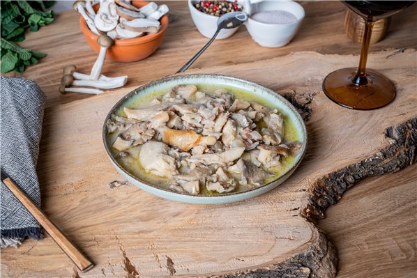 Salteado de setas y jamón-trasera