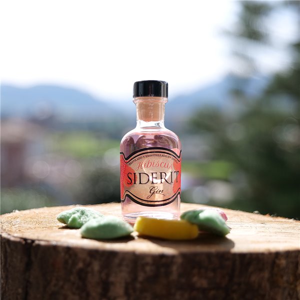 SIDERIT Gin Hibiscus 43% Vol, 50ml - Handcrafted floral gin distilled with hibiscus flower and 12 botanicals. Triple distillation process in glass for maximum purity and aromatic balance. 

SIDERIT Gin Hibiscus 43% Vol, 50ml - Handgefertigter blumiger Gin destilliert mit Hibiskusblüte und 12 Botanicals. Dreifache Destillation im Glas für maximale Reinheit und aromatisches Gleichgewicht.-detalle