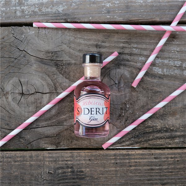 SIDERIT Gin Hibiscus 43% Vol, 50ml - Handcrafted floral gin distilled with hibiscus flower and 12 botanicals. Triple distillation process in glass for maximum purity and aromatic balance. 

SIDERIT Gin Hibiscus 43% Vol, 50ml - Handgefertigter blumiger Gin destilliert mit Hibiskusblüte und 12 Botanicals. Dreifache Destillation im Glas für maximale Reinheit und aromatisches Gleichgewicht.-izquierda