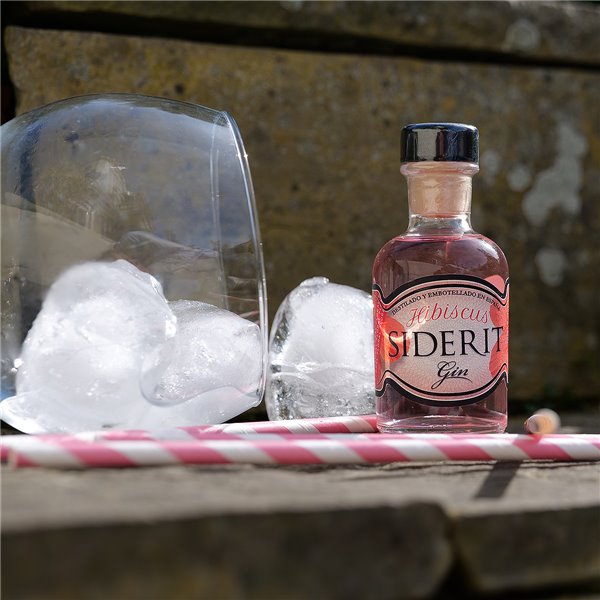 SIDERIT Gin Hibiscus 43% Vol, 50ml - Handcrafted floral gin distilled with hibiscus flower and 12 botanicals. Triple distillation process in glass for maximum purity and aromatic balance. 

SIDERIT Gin Hibiscus 43% Vol, 50ml - Handgefertigter blumiger Gin destilliert mit Hibiskusblüte und 12 Botanicals. Dreifache Destillation im Glas für maximale Reinheit und aromatisches Gleichgewicht.-lateral