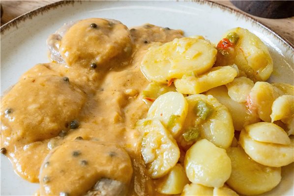 Sirloin steak with green pepper sauce-lateral