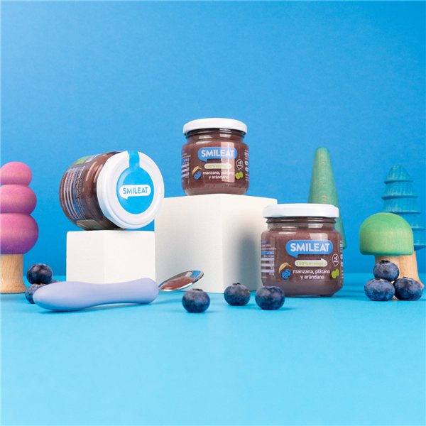 Jar of blueberries, banana, and apple-trasera