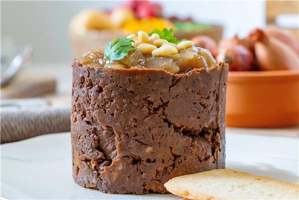 Timbale de boudin avec oignons caramélisés et pignons de pin-izquierda