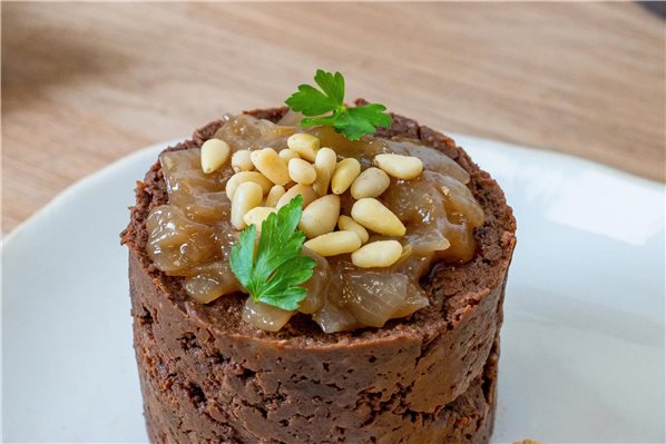 Timbale de boudin avec oignons caramélisés et pignons de pin-lateral