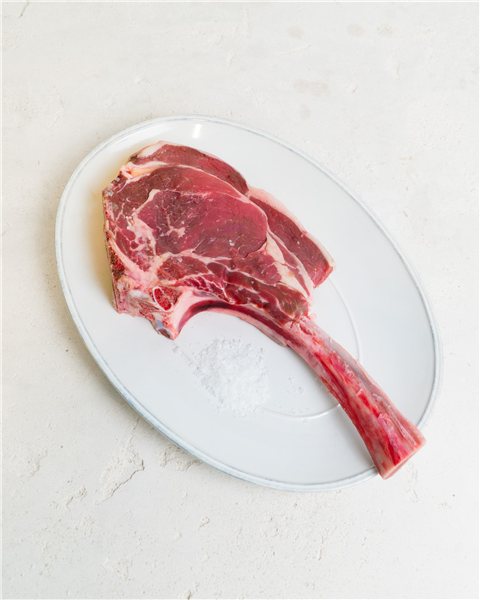 La traducción de "Tomahawk de ternera" al alemán es "Rinder-Tomahawk".-detalle