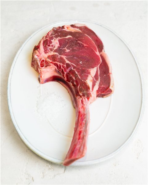 La traducción de "Tomahawk de ternera" al alemán es "Rinder-Tomahawk".-lateral