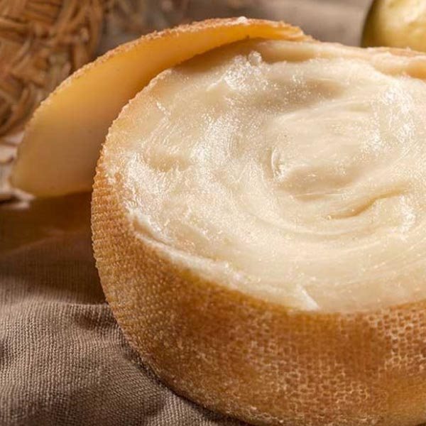 La traducción al alemán de "Torta del Casar D.O." es "Torta del Casar g.U." (donde "g.U." significa "geschützte Ursprungsbezeichnung", que se traduce como "denominación de origen protegida").-detalle