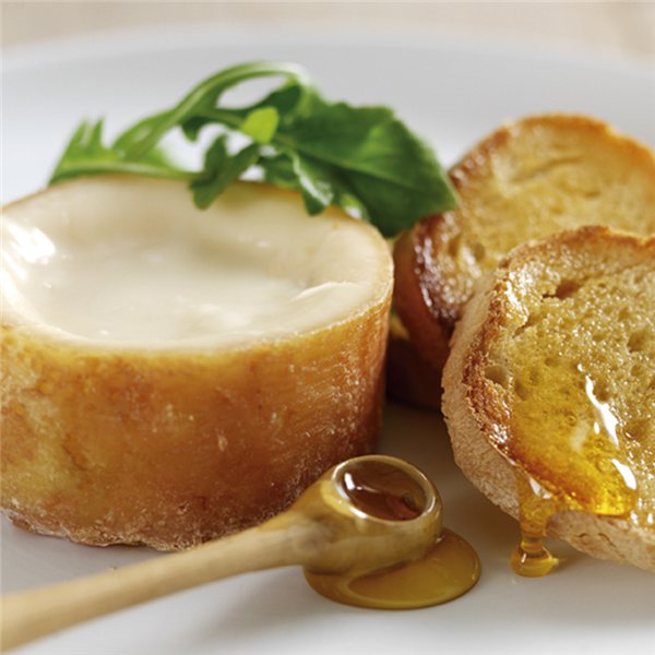 La traducción al alemán de "Torta del Casar D.O." es "Torta del Casar g.U." (donde "g.U." significa "geschützte Ursprungsbezeichnung", que se traduce como "denominación de origen protegida").-izquierda