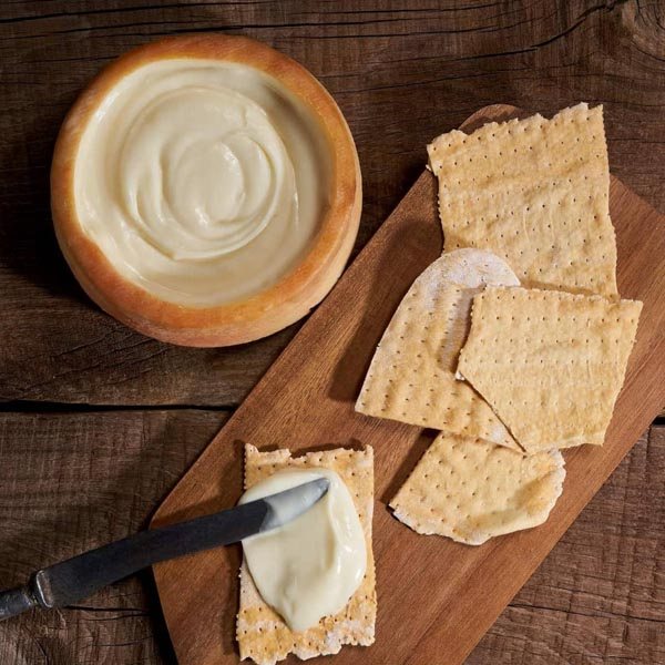 La traducción al alemán de "Torta del Casar D.O." es "Torta del Casar g.U." (donde "g.U." significa "geschützte Ursprungsbezeichnung", que se traduce como "denominación de origen protegida").-trasera