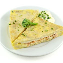 Tortilla farcie de saumon fumé et de fromage.
