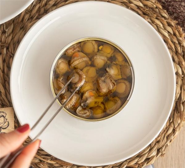 Jakobsmuscheln in Olivenöl mit Knoblauch und Chili 111g.-izquierda