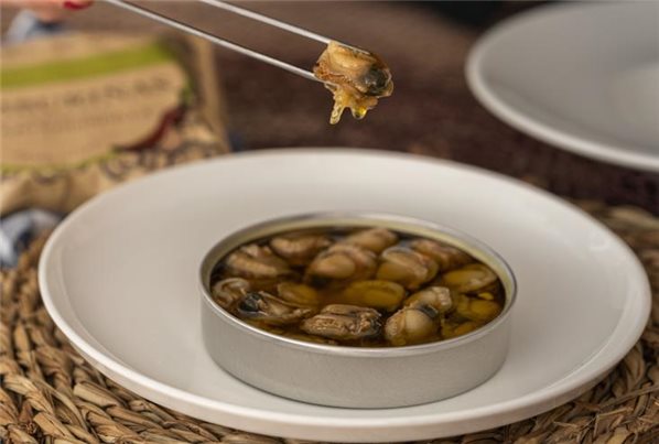 Jakobsmuscheln in Olivenöl mit Knoblauch und Chili 111g.-lateral