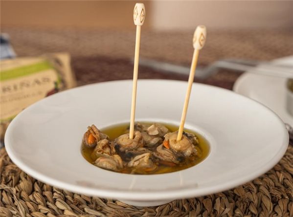 Jakobsmuscheln in Olivenöl mit Knoblauch und Chilischote 111g-trasera