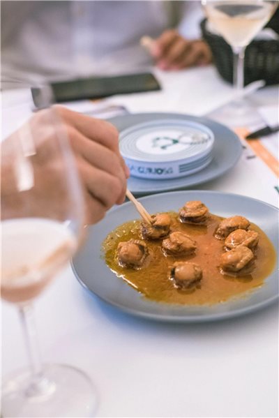 Scallops in scallop sauce, La Curiosa-lateral