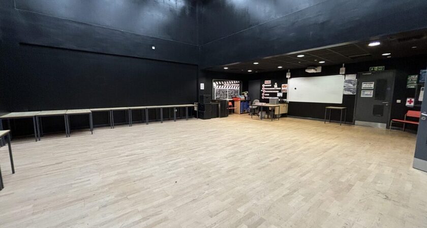 Studio - Drama - E2 gallery image 0