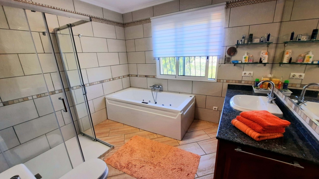 5 bed villa in Pedreguer
