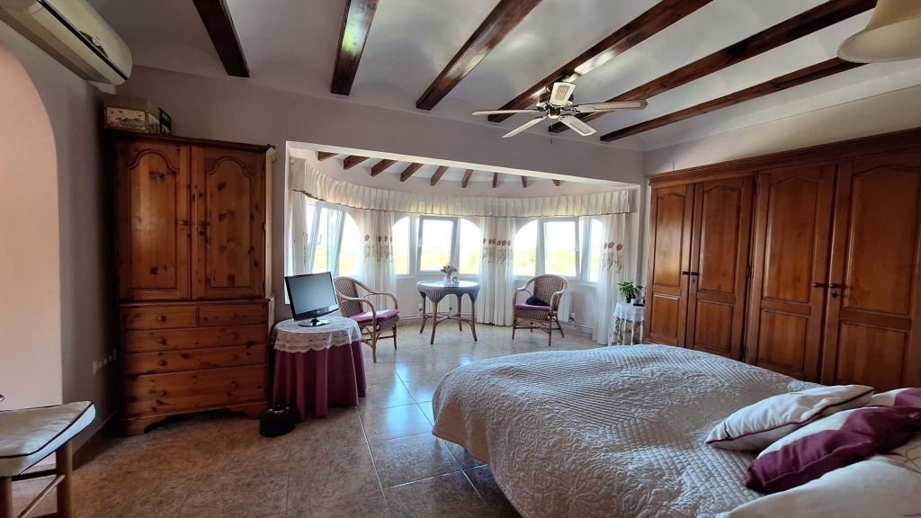 4 bed villa in Orba