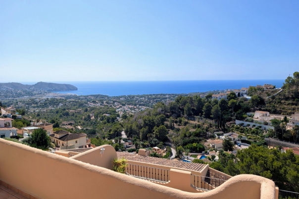 4 bed semi detached villa in Moraira