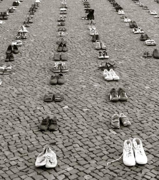 Lonely shoes by guidodeo