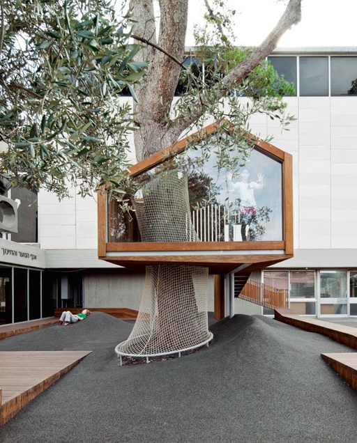 The Youth Wing for Art Education courtyard