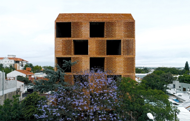 Damero Building in Campana