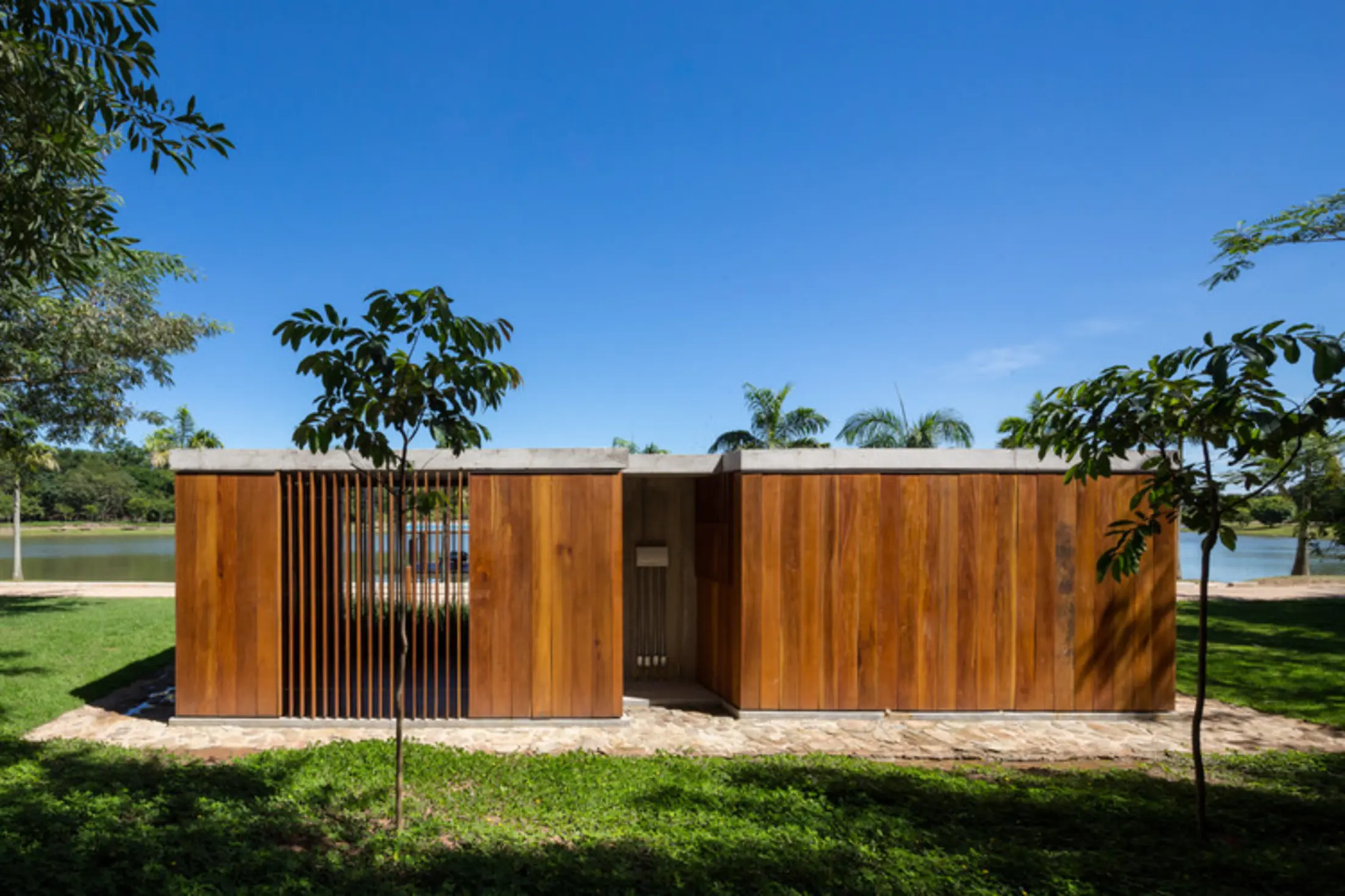 Bath and Storage Pavilion, Santo Antônio De Posse, Brazil