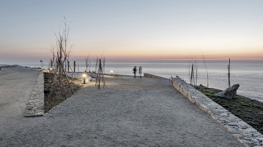 Reconditioned public spaces at Explanada del Horizonte