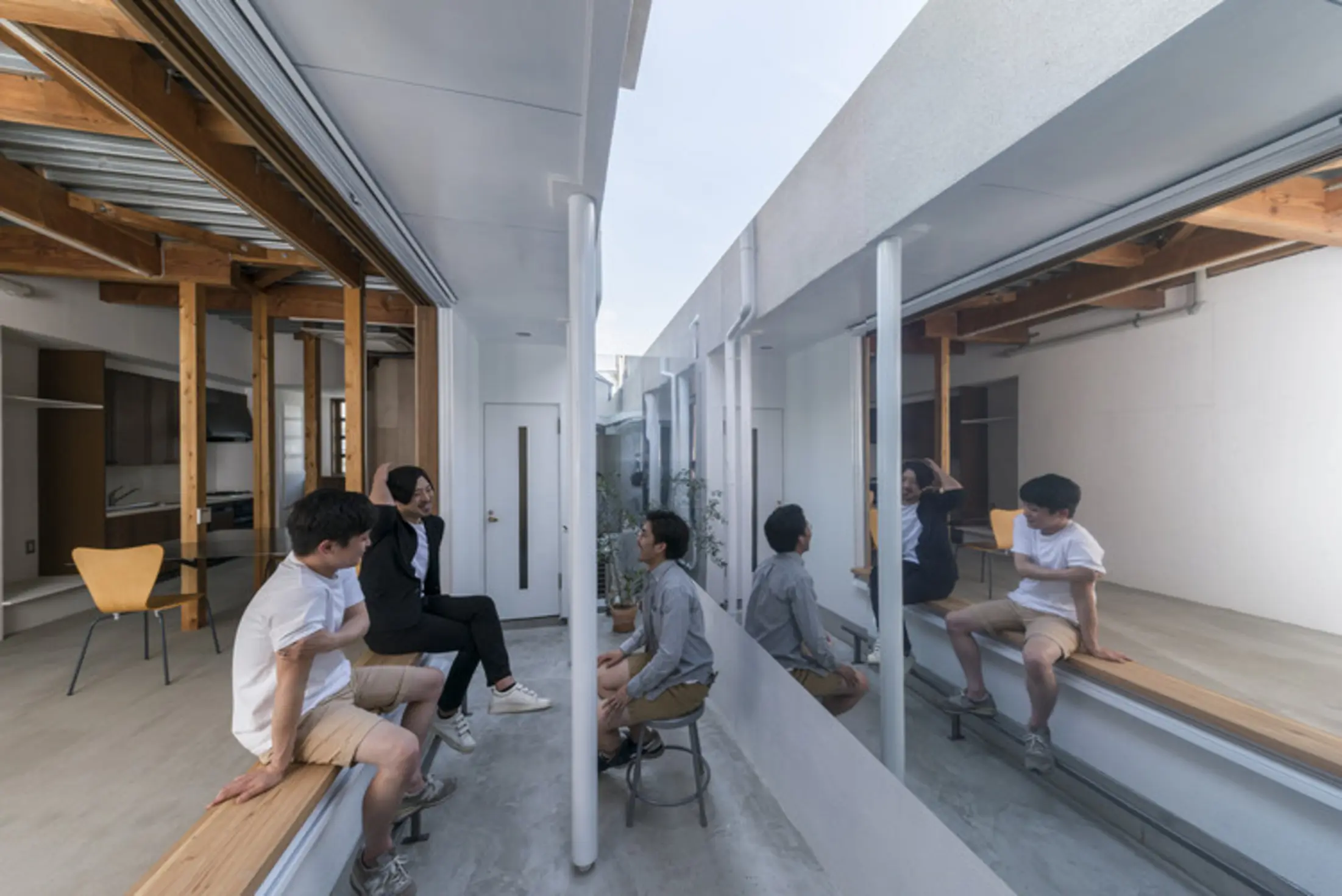 The Mirror Window, Japan