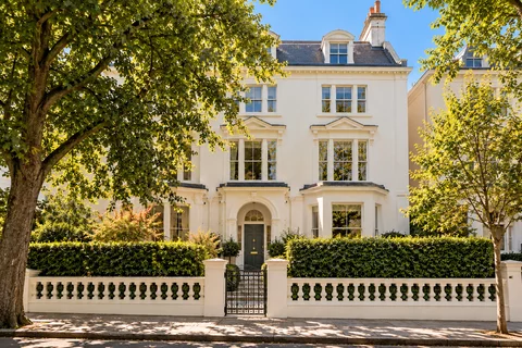 Sunlit Georgian Townhouse with Lantern Off