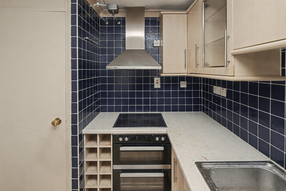 6 - Kitchen