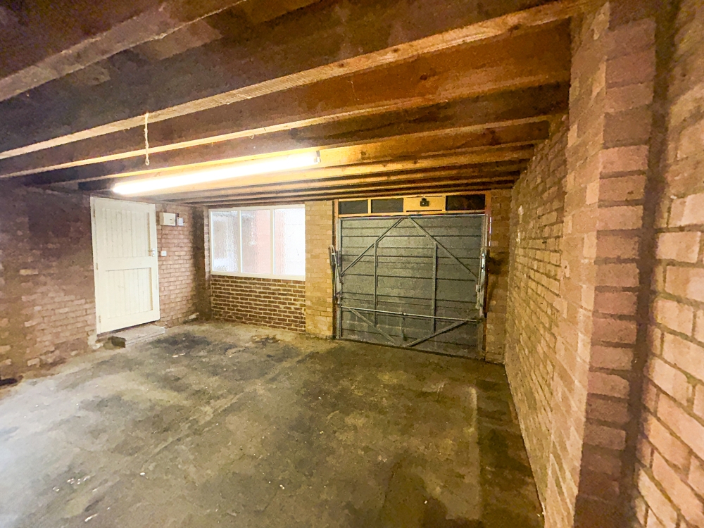 20 - Garage