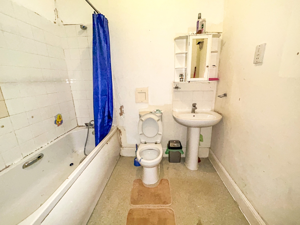 9 - Bathroom