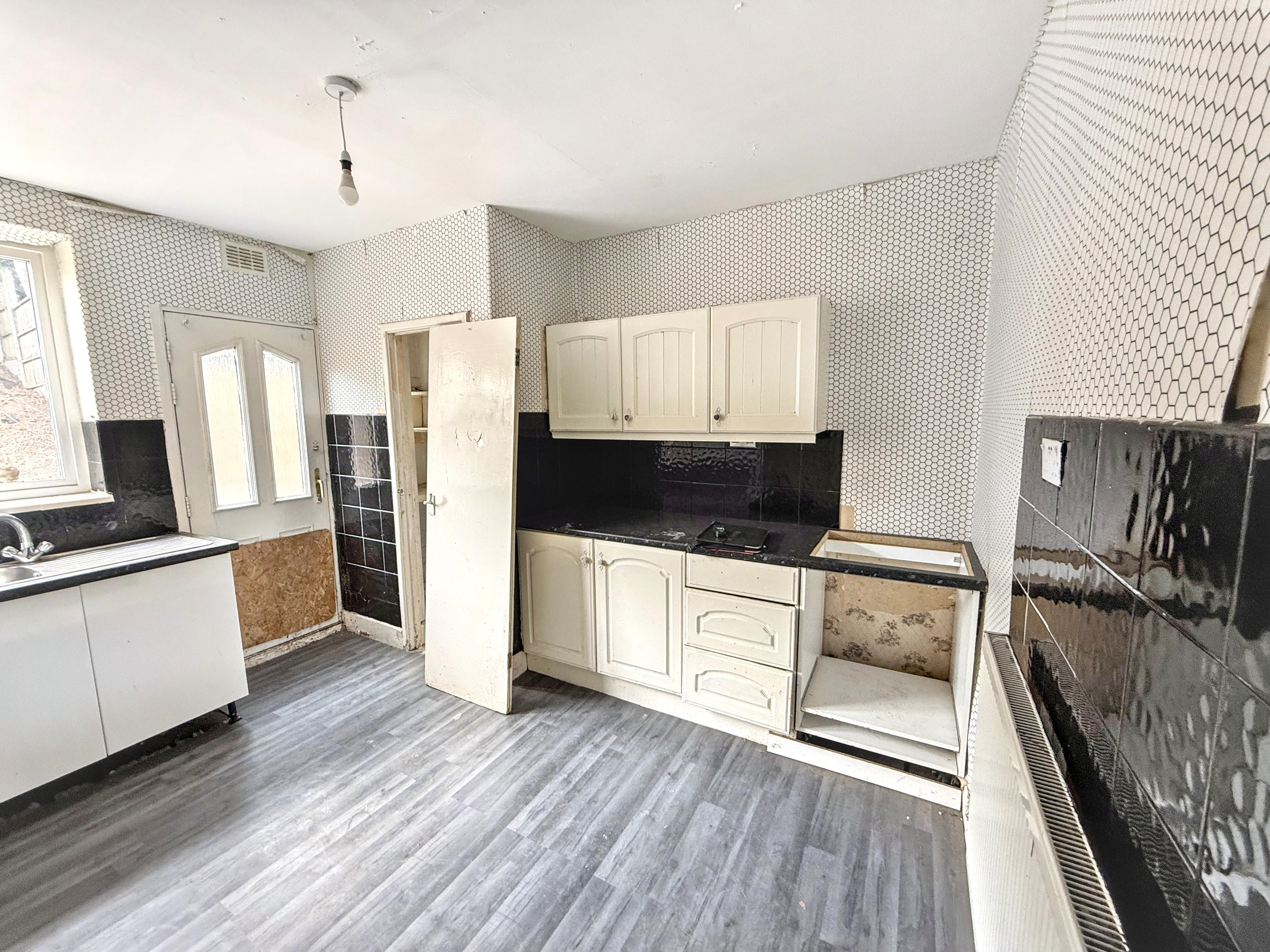 6 - Kitchen